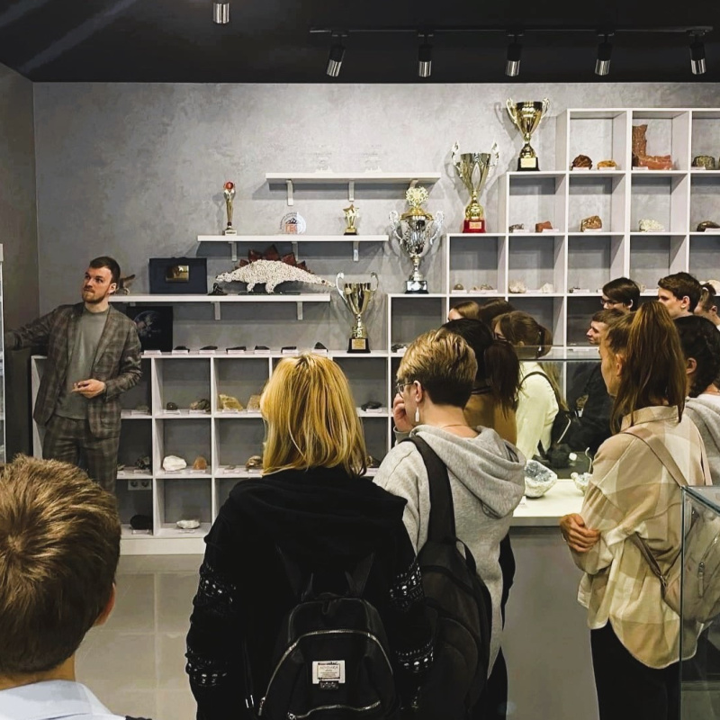 Группа школьников на "НЕуроке географии" в Геологическом выставочном центре КемГУ