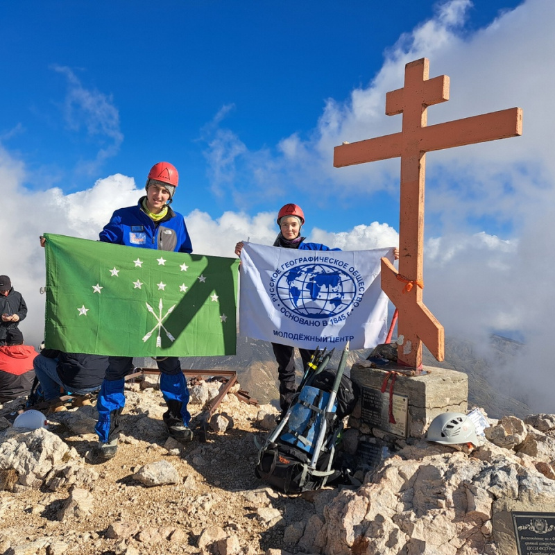 На вершине г. Фишт (2868 м) Заместитель руководителя МЦ РГО в Адыгее Даниил Амралиев и пресс-секретарь центра Ксения Амралиева,