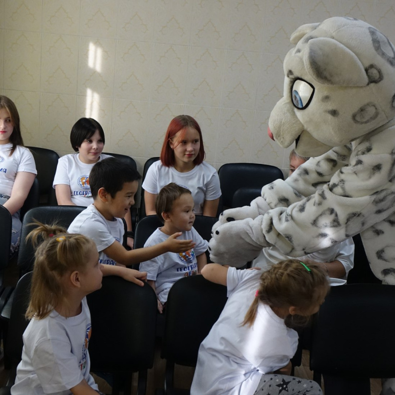 Снежный барс в гостях у детей реабилитационного центра 