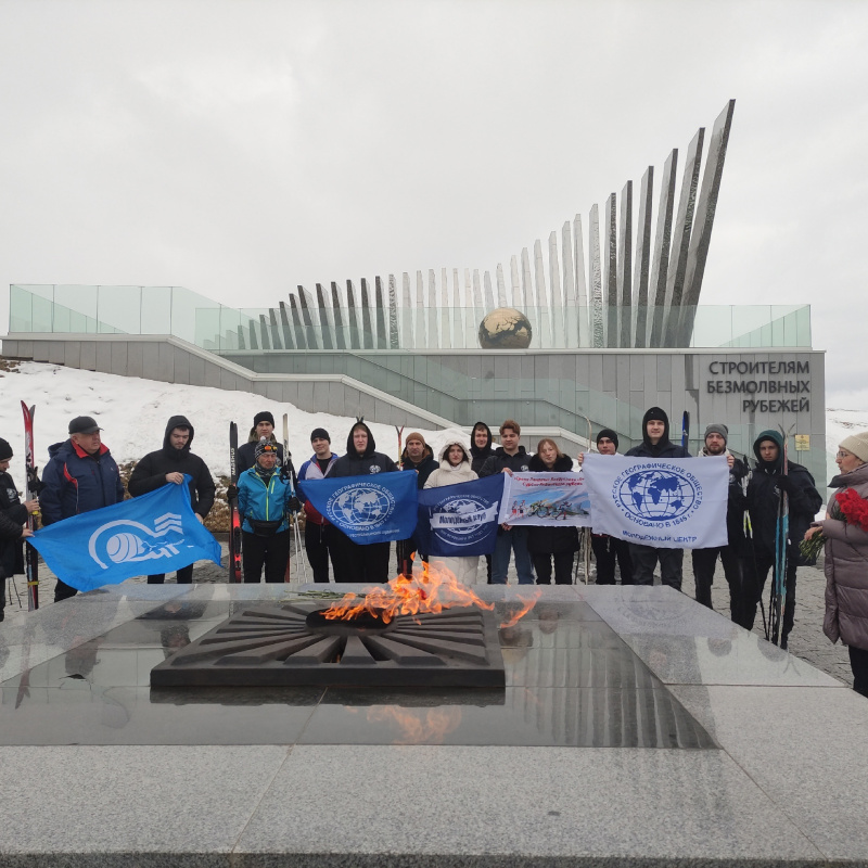 Участники пробега у Мемориала Строителям безмолвных рубежей