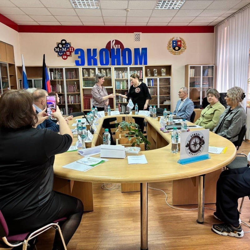 Вручение компаса руководителю Молодёжного клуба "Компас Донбасса" Вручение компаса руководителю Молодёжного клуба "Компас Донбасса" Оксане Закотнюк