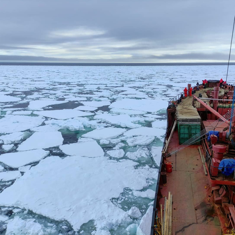 Судно "Михаил Сомов" во льдах
