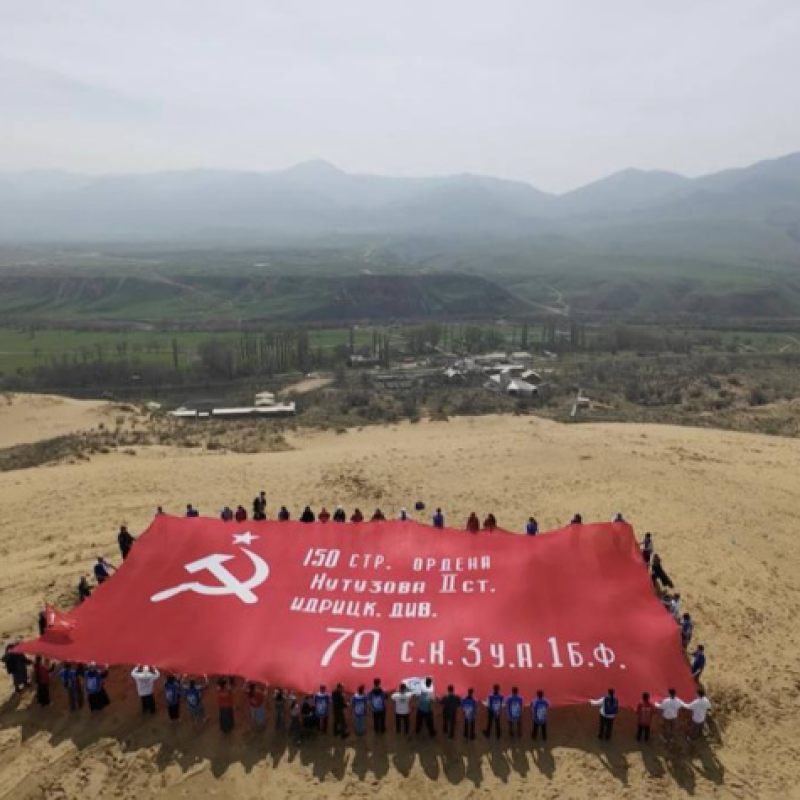 Флаг победе на бархане Сарыкум