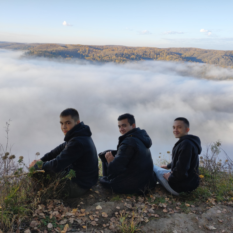 На фоне тумана над долиной р.Кондома