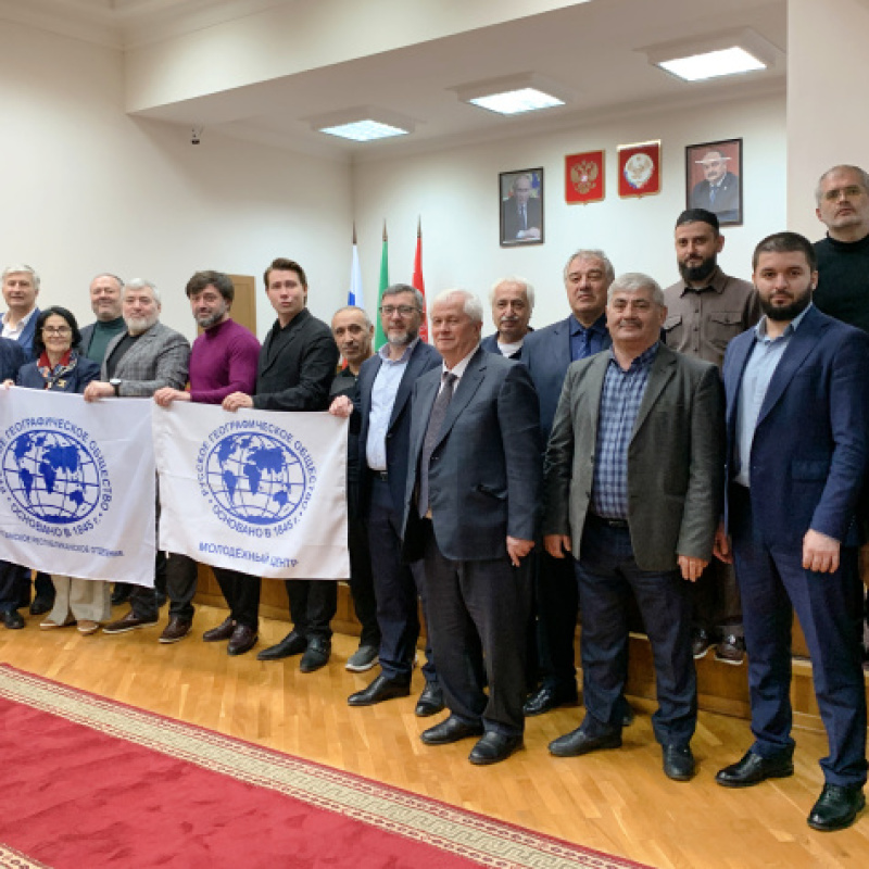 Снимок на память со знаменами Русского географического общества Снимок на память со знаменами Русского географического общества