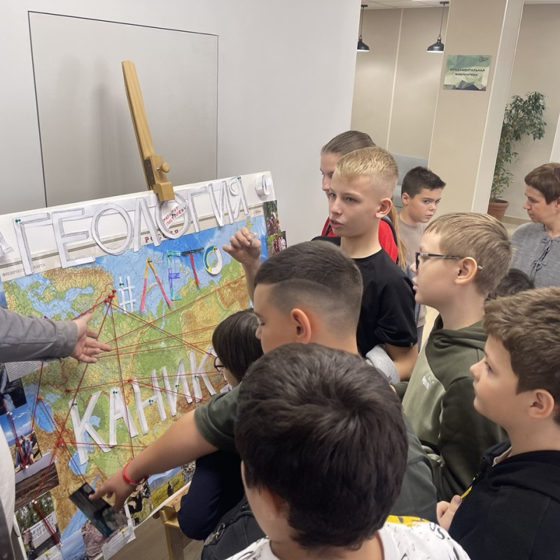 Школьники на выставке Школьники на выставке