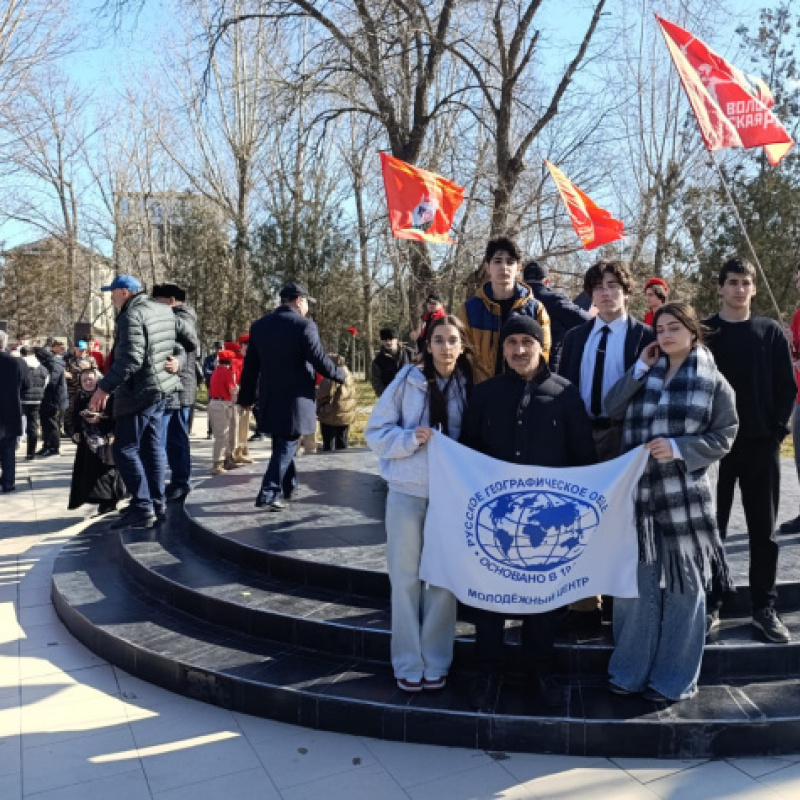 Активисты Молодежного центра РГО Дагестана во главе с Тагиром Балгуевым на митинге