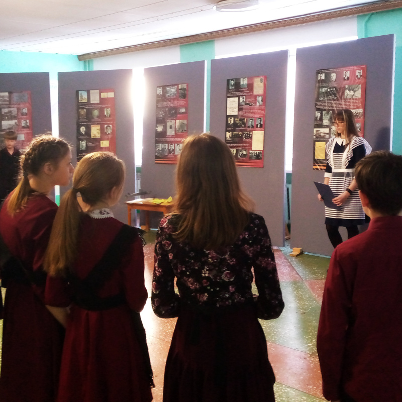 Экскурсию проводят активисты МК РГО МОУ СОШ №23