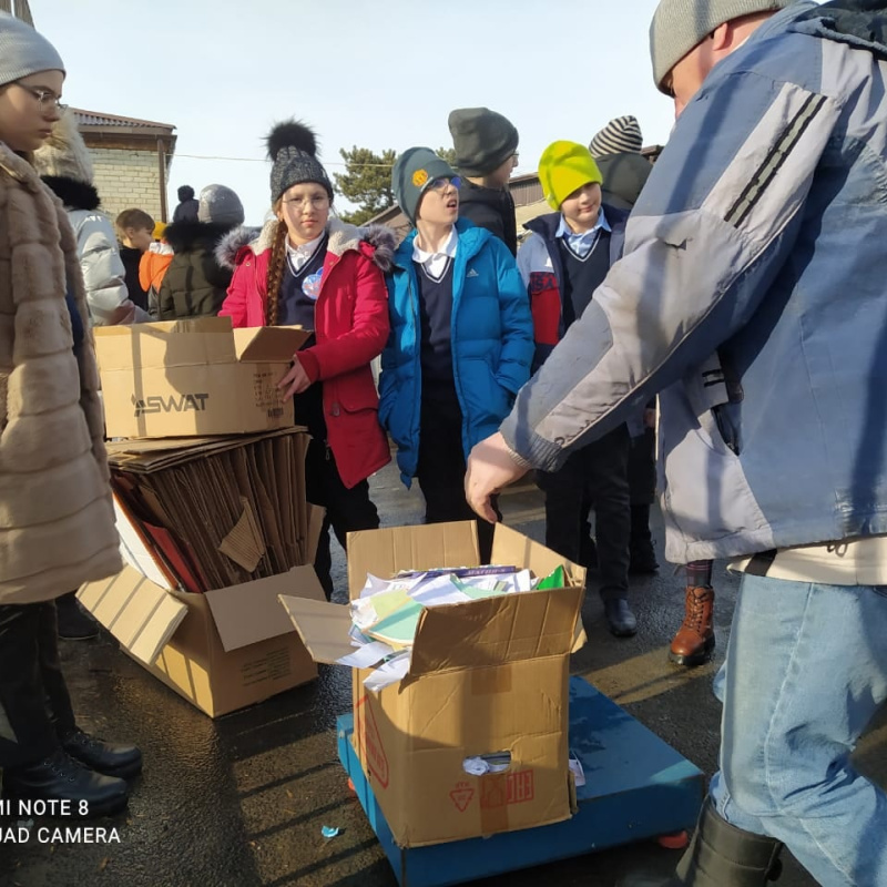 Активисты МК РГО "Импульс" при сдаче макулатуры