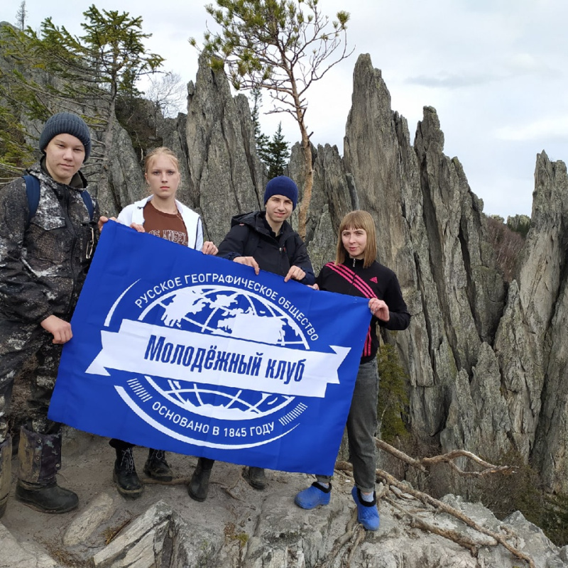 Активисты Молодёжного клуба на вершине Двуглавой сопки Активисты Молодёжного клуба на вершине Двуглавой сопки