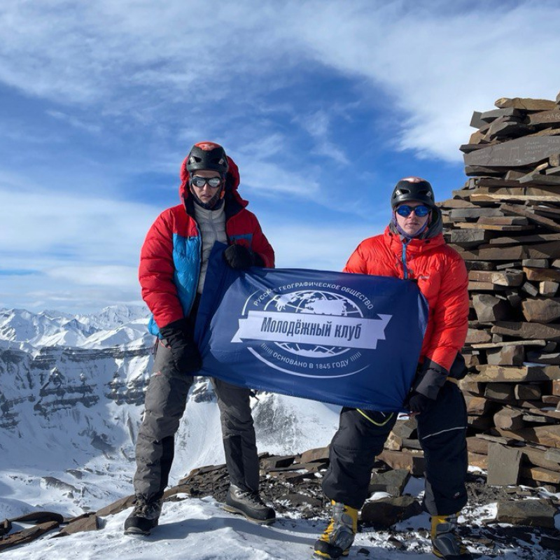 «Очарованные странники» под флагом РГО были первыми на горе Бабака в зимний период! «Очарованные странники» под флагом РГО были первыми на горе Бабака в зимний период!