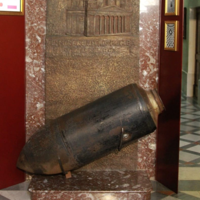 Бомба, попавшая в купол собора в 1942 г.