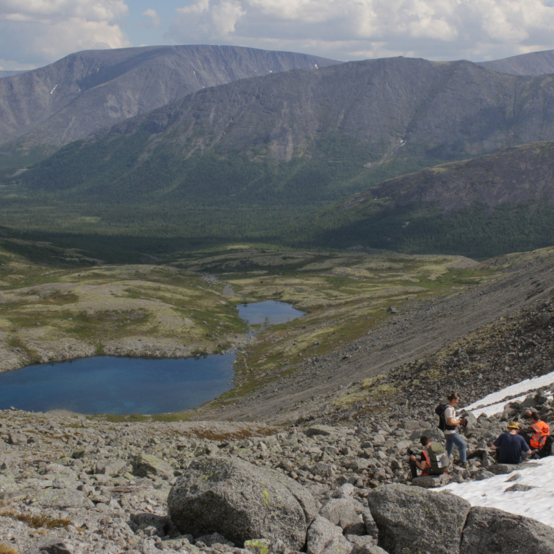 На привале с видом на оз. Австралийское. Мнимый арбуз через 100 м. Хибины, Мурманская область, июнь-июль 2022 г. На привале с видом на оз. Австралийское. Мнимый арбуз через 100 м. Хибины, Мурманская область, июнь-июль 2022 г.