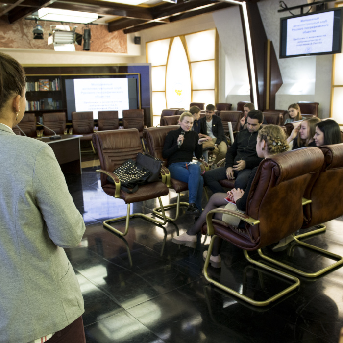 Участники задают вопросы эксперту