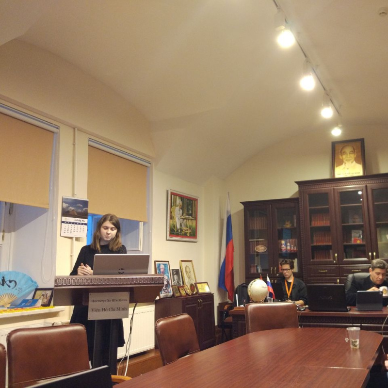 Екатерина Кондрашова выступает с докладом Екатерина Кондрашова выступает с докладом