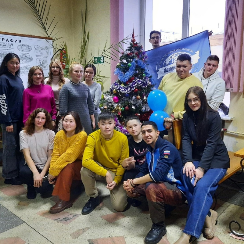 Актив Молодежного клуба РГО Портулан рядом с фотовыставкой 