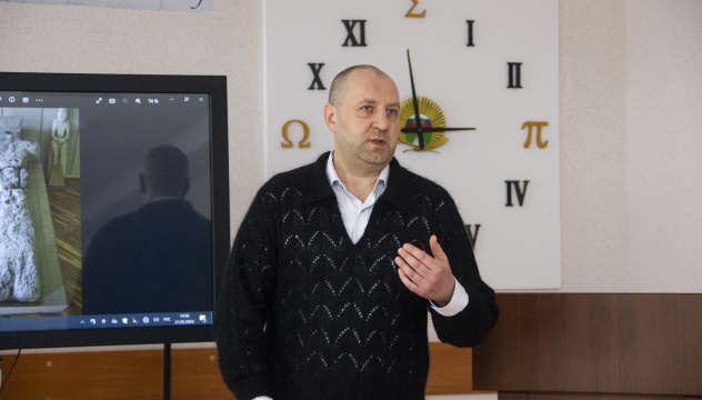 Денис Петренко читает лекцию активистам МК