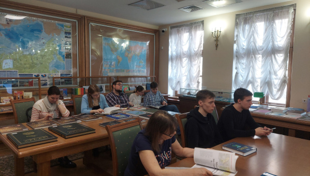 Зрители получили возможность посмотреть отечественные и зарубежные атласы по международным отношениям и политической географии