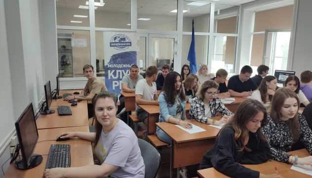 Старт Ночи географии. Одна из ведущих Алина Костеневич. В очном старте приняли участие студенты - географы и экологи