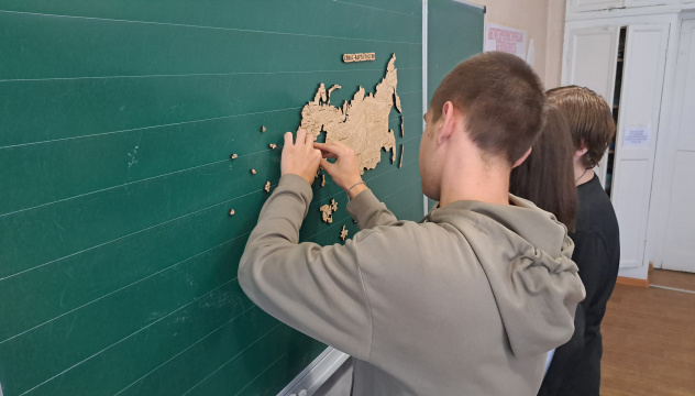 Активисты трудятся Активисты трудятся