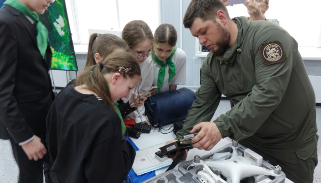 Школьники знакомятся с фоторегистрирующим устройством 