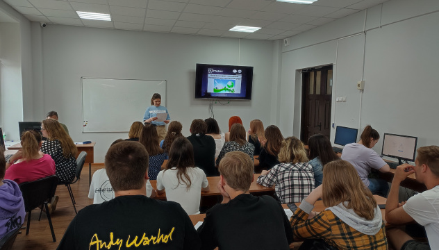 Старт Ночи географии. Одна из ведущих Алина Костеневич. В очном старте приняли участие студенты - географы и экологи