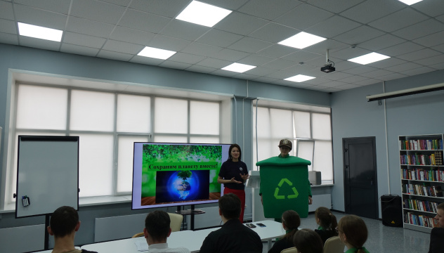 С ЭкоБотом о раздельном сборе отходов 