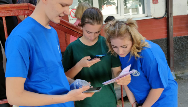 Участники Молодежного клуба на маршруте квеста "Дома тоже умеют говорить"