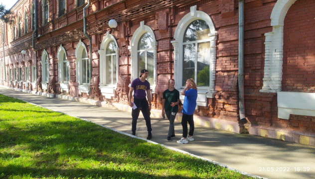 Участники Молодежного клуба на маршруте квеста "Дома тоже умеют говорить"