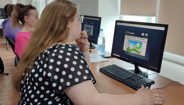 Старт Ночи географии. Одна из ведущих Алина Костеневич. В очном старте приняли участие студенты - географы и экологи