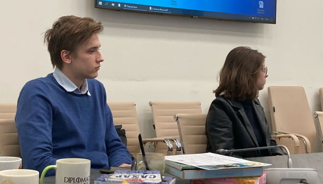 Куратор экономико-географического трека Ильяс Искаков и активистка клуба Вера Казанская Куратор экономико-географического трека Ильяс Искаков и активистка клуба Вера Казанская