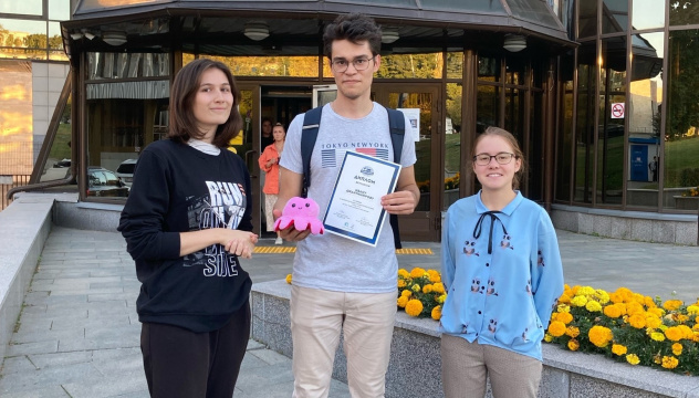 Заместитель председателя Terra Cognita Анастасия Любимова и пресс-секретарь Екатерина Якушева награждают Ивана Джантимирова