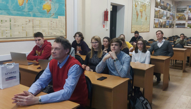 Представители Terra Cognita слушают лекцию Игоря Окунева