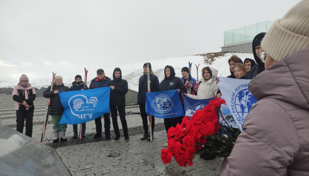 Возложение цветов к Вечному огню Мемориала Строителям безмолвных рубежей Возложение цветов к Вечному огню Мемориала Строителям безмолвных рубежей