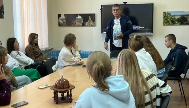 Луганские школьники в Молодежном центре РГО в Уфе на встрече с Рустамом Сиразетдиновыма Луганские школьники в Молодежном центре РГО в Уфе на встрече с Рустамом Сиразетдиновыма