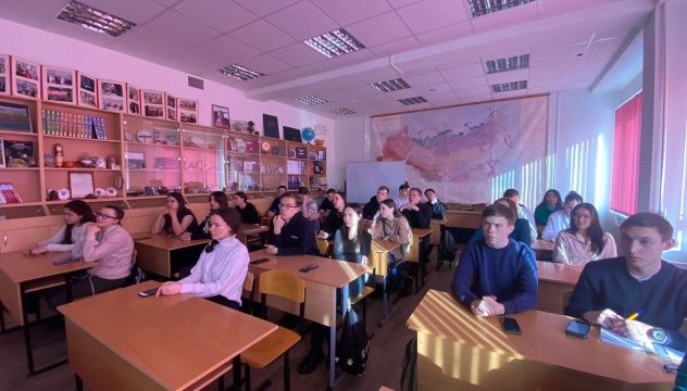 Ребята и преподаватели ЧГУ внимательно слушали лекцию