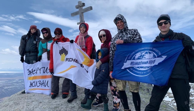 Участники Молодежного клуба РГО на вершине Хулугайша Участники Молодежного клуба РГО на вершине Хулугайша