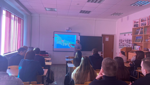 Лидия Жирнова выступает с лекцией