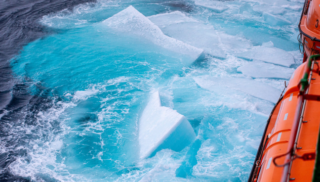 Голубой лёд на Северном полюсе