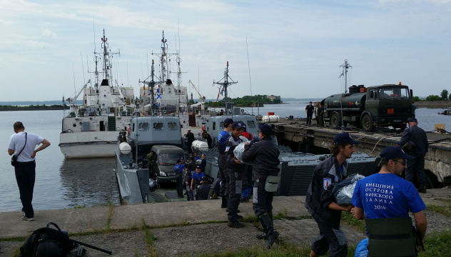 Погрузка на десантный катер "Серна". Ленинградская военно-морская база. Кронштадт. Июнь 2016 года Погрузка на десантный катер "Серна". Ленинградская военно-морская база. Кронштадт. Июнь 2016 года