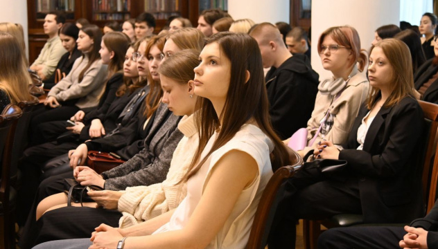 Студенты на площадке дискуссионного клуба в Таврическом дворце