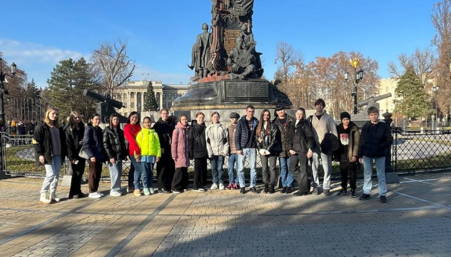 У памятника Екатерине II