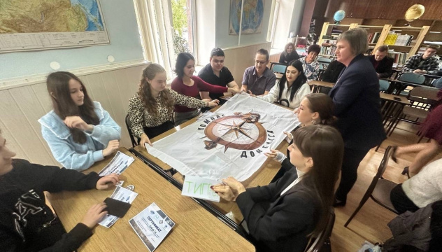 Команда 2 курса с флагом молодежного клуба Команда 2 курса с флагом молодежного клуба