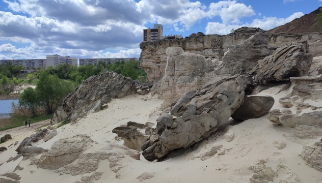 «Общий вид выхода верхнемеловых песчаников в карьере Красненьском» «Общий вид выхода верхнемеловых песчаников в карьере Красненьском»