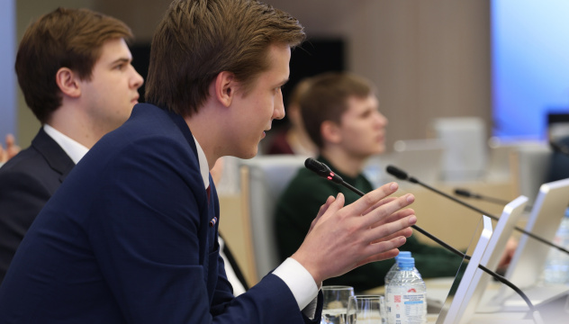 Ильяс Искаков задаёт вопрос Элле Памфиловой Ильяс Искаков задаёт вопрос Элле Памфиловой