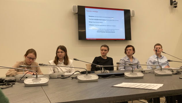 Герман Остапенко знакомит активистов клуба с исследовательскими проектами ЦПАМО Герман Остапенко знакомит активистов клуба с исследовательскими проектами ЦПАМО