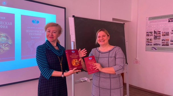 Лидия Жирнова передает учебные пособия ЦПАМО сотрудникам ЧГУ