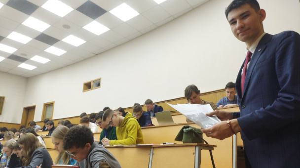 Назар Курбанов во время проведения исследования по восприятию границ в Европе