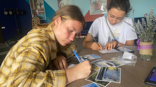 Активисты готовят открытки