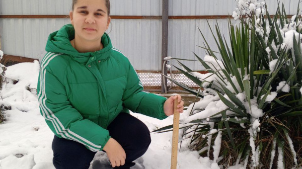 Илария Стройкина проводит наблюдение за снегом